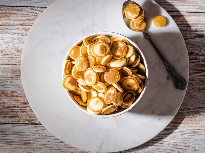 Pancake Müsli in einer Schale von oben fotografiert | © gettyimages.de | istetiana