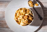 Pancake Müsli in einer Schale von oben fotografiert | © gettyimages.de | istetiana