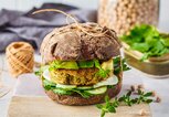 Veganer Burger aus Kichererbsen | © gettyimgaes.de | vaaseenaa