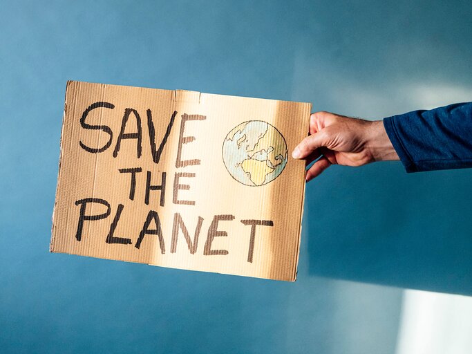 Save the Planet Schild | © gettyimages.de | KARRASTOCK