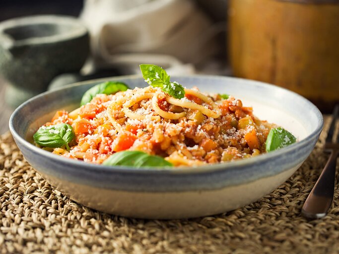 Vegane Bolognese auf einem Teller serviert | © gettyimages.de | haoliang