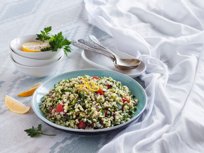 Taboule in einer Schale serviert | © gettyimages.de | TYNZA