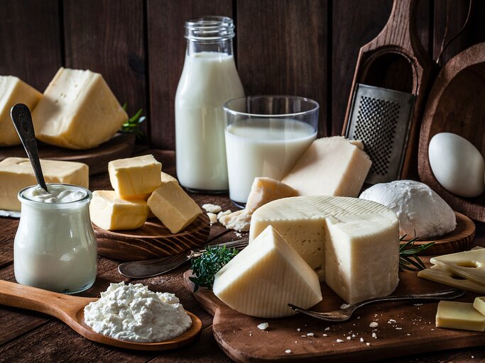 Milch und Milchprodukte wie Joghurt und Kaese | © GettyImages/fcafotodigital