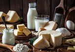 Milch und Milchprodukte wie Joghurt und Kaese | © GettyImages/fcafotodigital