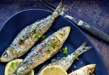 Gegrillte portugiesischen Sardinen mit Salz, Kräutern und Zitrone | © gettyimages.de | viennetta