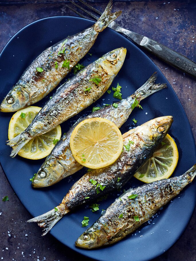 Gegrillte portugiesischen Sardinen mit Salz, Kräutern und Zitrone | © gettyimages.de | viennetta