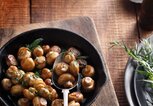 Champignons in einer Bratpfanne | © gettyimages.de | BRETT STEVENS