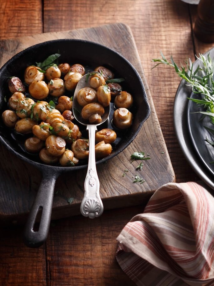 Champignons in einer Bratpfanne | © gettyimages.de | BRETT STEVENS