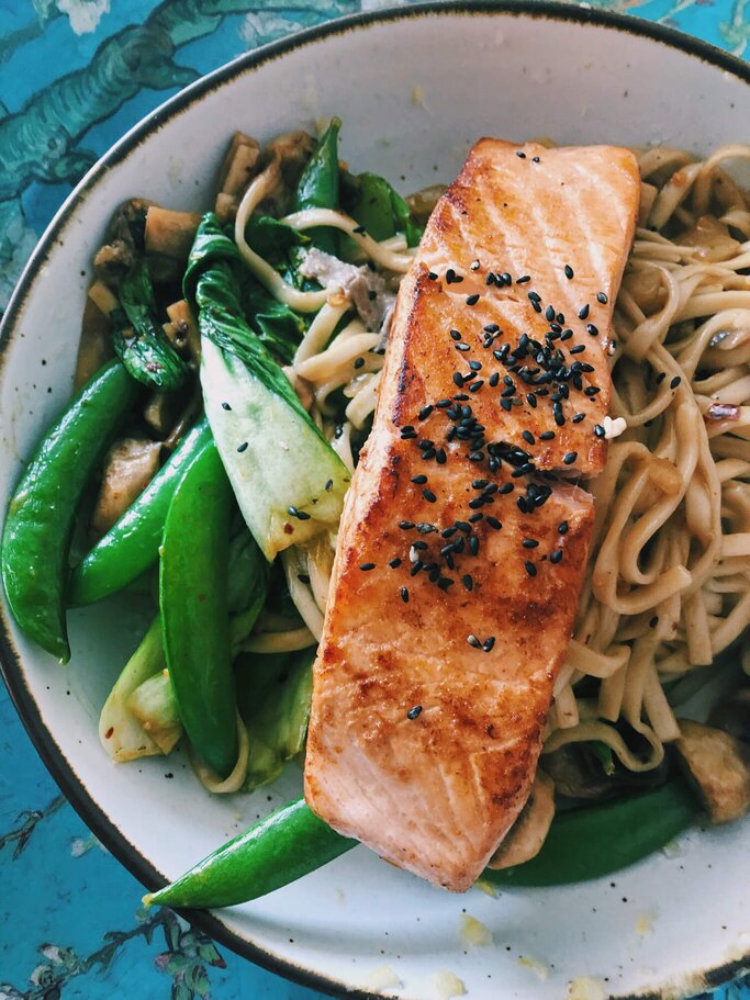 Pasta mit Lachs und grünen Bohnen | © gettyimages.de | Aliaksandra Ivanova / EyeEm