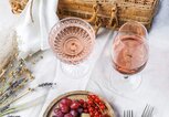 Französisches Sommerpicknick mit Rosenwein und Käse | ©  gettyimages.de | MelanieMaya