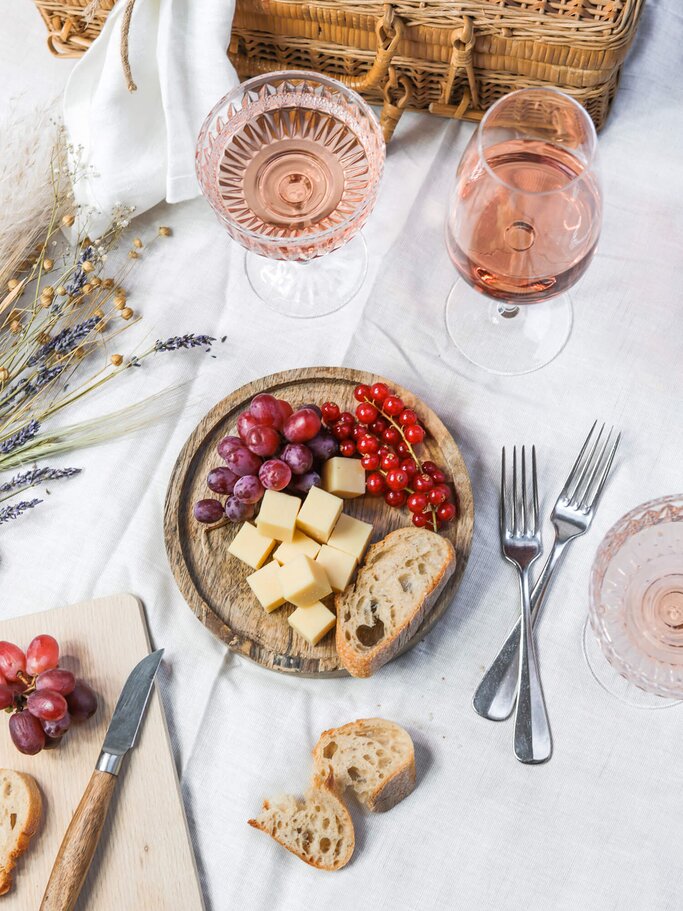 Französisches Sommerpicknick mit Rosenwein und Käse | ©  gettyimages.de | MelanieMaya