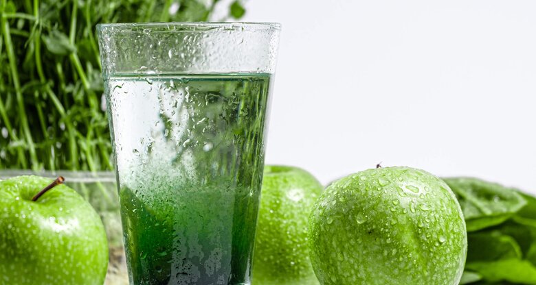 Trendgetränk auf TikTok: Wasser mit Chlorophyll | © shutterstock | Mikhaylovskiy