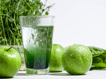 Trendgetränk auf TikTok: Wasser mit Chlorophyll | © shutterstock | Mikhaylovskiy