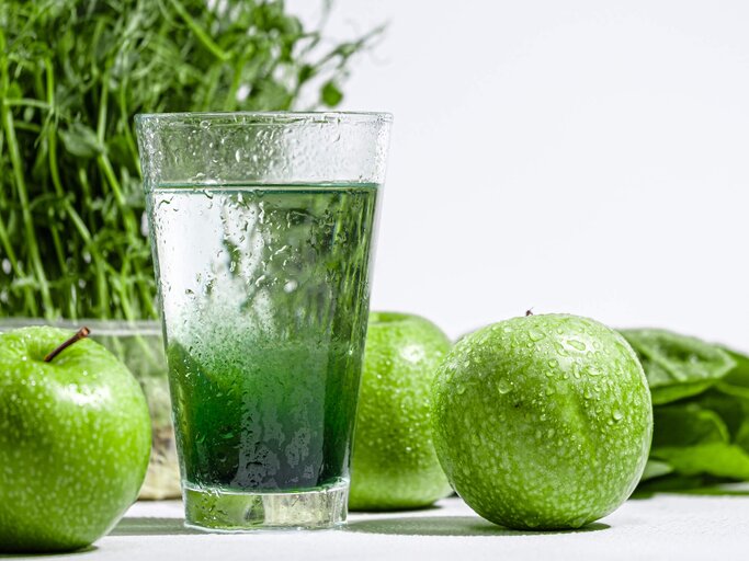 Trendgetränk auf TikTok: Wasser mit Chlorophyll | © shutterstock | Mikhaylovskiy