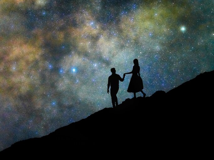 Umrisse eines Paares vor dem Nachthimmel | © gettyimages.de |  Nutkamol Komolvanich