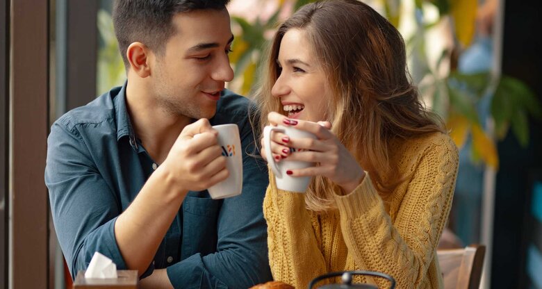 Mann und Frau haben ihr erstes Date in einem Cafe.  | © Adobe Stock/arthurhidden