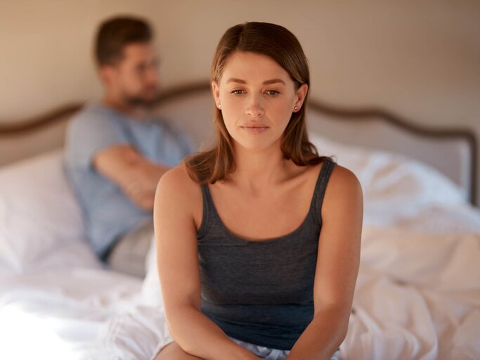 Frau und Mann sitzen im Bett und haben Streit | © gettyimages.de| PeopleImages