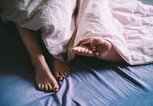 Nackte Füße eines Paares im Bett | © gettyimages.de|  Carina König / EyeEm