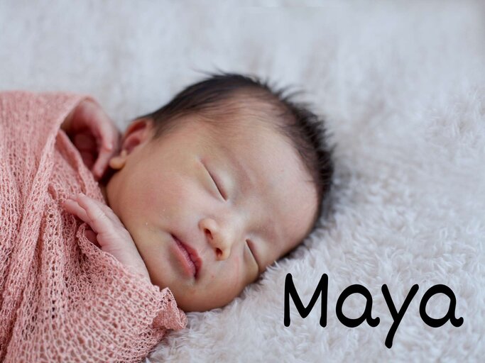 Japanisches Baby in rosa Decke | © gettyimages.de | Marina Inoue