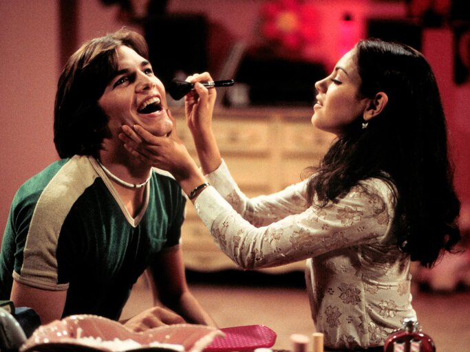 Ashton Kutcher und Mila Kunis am Set von 'Die wilden Siebziger' | ©  ddp images | interTOPICS | mptv