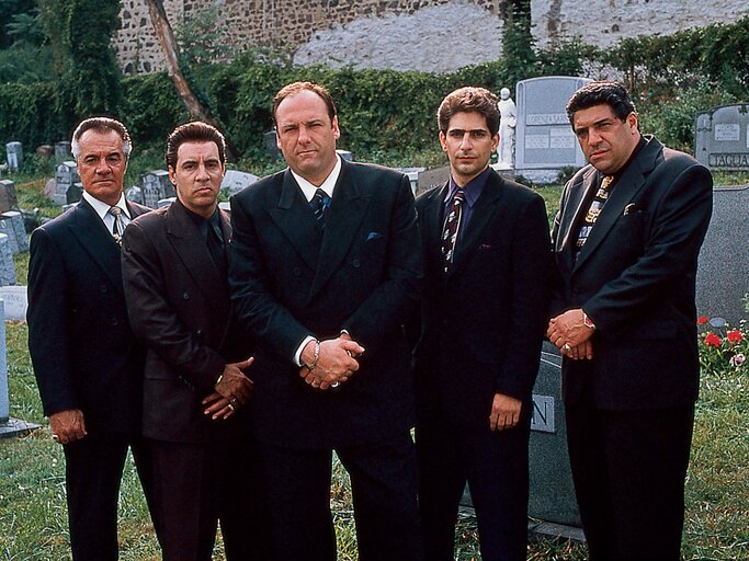 Bild der Mafia Gang auf einer Beerdigung in 'Die Sopranos' | © gettyimages.de | Anthony Neste