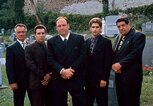 Bild der Mafia Gang auf einer Beerdigung in 'Die Sopranos' | © gettyimages.de | Anthony Neste