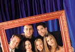Der Friends-Cast hält einen Bilderrahmen | © ddp images | interTOPICS | mptv
