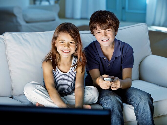 Kinder beim Fernsehen | © gettyimgaes.de | OJO Images