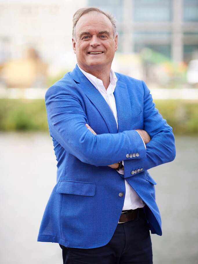 Georg Kofler in einer blauen Anzugjacke | © gettyimages.de |  Sebastian Reuter