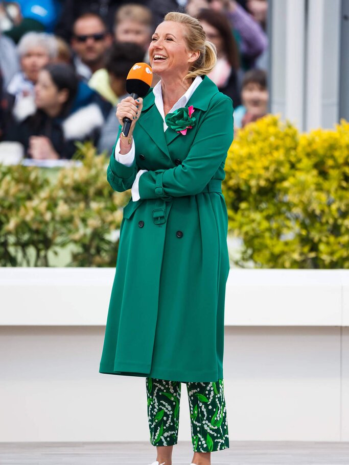 Andrea Kiewel in grünem Mantel und grüner Hose beim ZDF Fernsehgarten | © Imago | Eibner