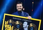 Sänger Giovanni Zarrella hält Auszeichnnung für sein Album La vita è bella | © Instagram @giovannizarrella