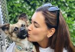 Jana Ina mit ihrer Hündin Cici | © Instagram @janainazarrella