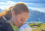 Barbara Meier küsst ihre zweite Tochter auf den Kopf | © Instagram/BarbaraMeier