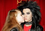 Die Wachsfigur von Bill Kaulitz bei Madame Tussauds mit einem weiblichen Fan. | © Getty Images / Florian Seefried