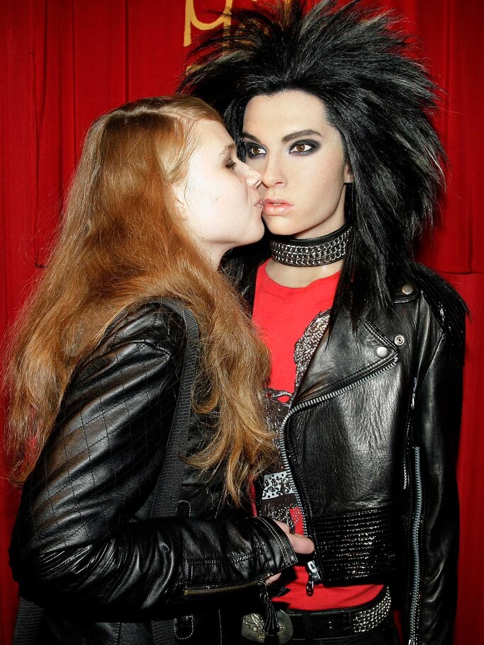 Die Wachsfigur von Bill Kaulitz bei Madame Tussauds mit einem weiblichen Fan. | © Getty Images / Florian Seefried