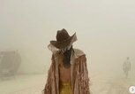 Bill Kaulitz vermummt in der Wüste. | © instagram / billkaulitz