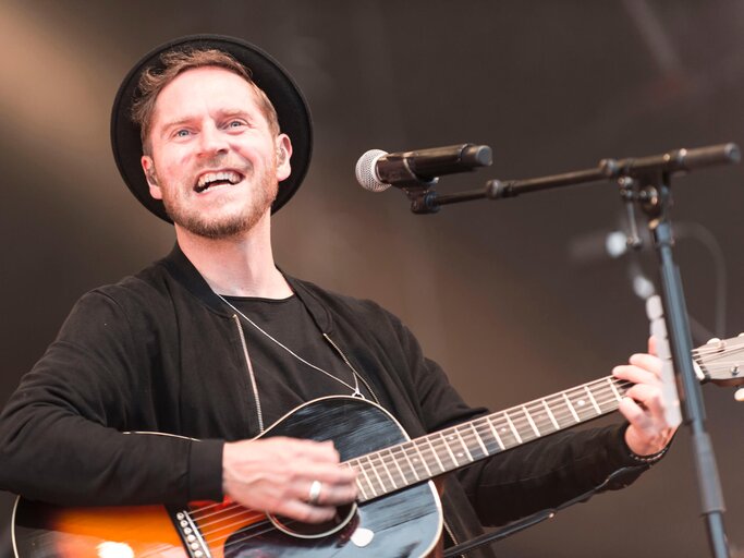 Johannes Oerding bei einem Konzert auf der Bühne | © gettyimages.de /  Marc Pfitzenreuter