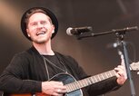 Johannes Oerding bei einem Konzert auf der Bühne | © gettyimages.de /  Marc Pfitzenreuter