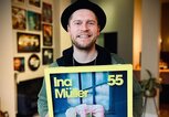 Johannes Oerding hält das Album von Ina Müller in den Händen. | © Instagram @johannesoerding