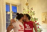 Riccardo Simonetti und sein Freund Steven stehen vor dem Weihnachtsbaum und küssen sich.  | © Instagram @riccardosimonetti