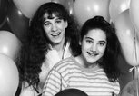 Sarah Jessica Parker zusammen mit Amy Linker in der Serie "Square Pegs" von 1983 | © gettyimages.de / CBS Photo Archive 