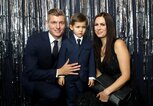 Toni Kroos mit Sohn Leon und seiner Frau Jessica | © gettyimages.de | Alexander Hassenstein - FIFA 