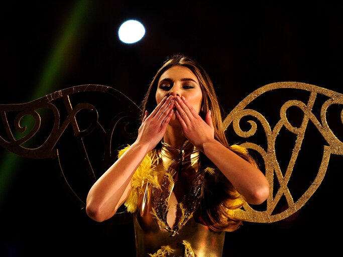 Stefanie Giesinger mit goldenen Flügeln | © GettyImages/Alexander Koerner 