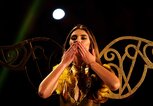 Stefanie Giesinger mit goldenen Flügeln | © GettyImages/Alexander Koerner 