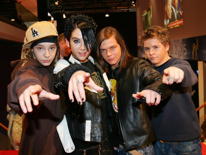 Die Bandmitglieder von Tokio Hotel zeigen in die Kamera | © GettyImages/Andreas Rentz / Staff