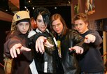 Die Bandmitglieder von Tokio Hotel zeigen in die Kamera | © GettyImages/Andreas Rentz / Staff
