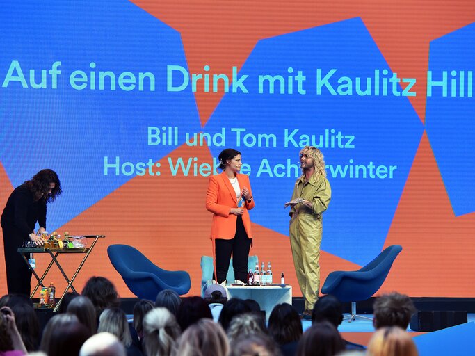 Bill und Tom Kaulitz bei einem Podcast | © GettyImages/Tristar Media / Kontributor