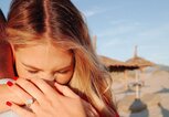Viviane Geppert trägt einen Verlobungsring am Finger | © Instagram @vivianegeppert
