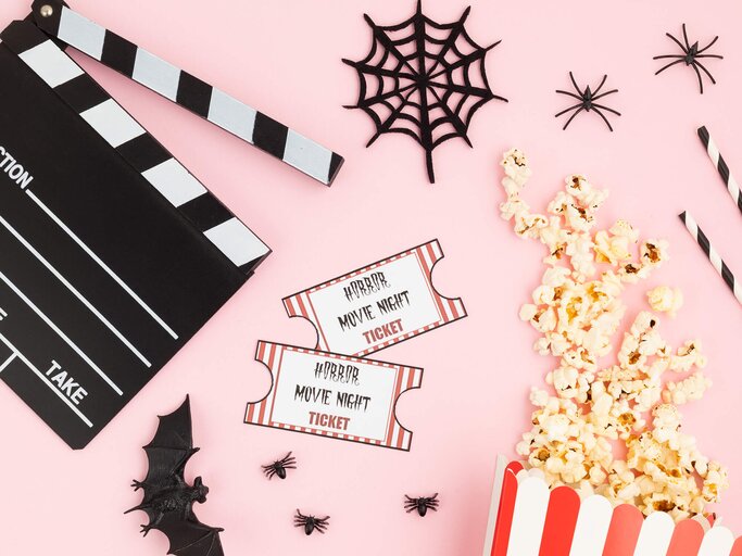 Halloweendeko und Filmklappe mit Popcorn von oben fotografiert | © gettyimages.de | netrun78