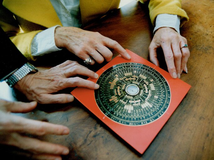 Feng Shui Meister mit Luo Pan Kompass | © gettyimages.de | Keith Beaty/Toronto Star